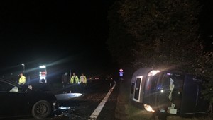 Pri čelnej zrážke dodávky s autom sa zranilo deväť ľudí. Pri nehode zasahoval aj vrtuľník