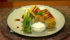 Grilovany pak choi s halumi syrom, vajičkom a falafel