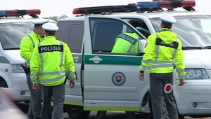 Policajti chceli mužovi (60) pomôcť, odvďačil sa odtlačkami zubov