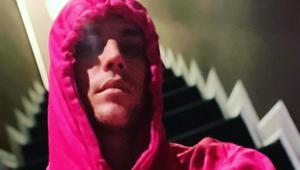 Šokujúci moment! Sokyne v láske súperiace o toho istého speváka si padli do náručia!