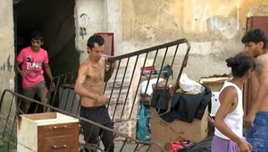 Vysťahovaní obyvatelia Titanicu demolujú bytovku