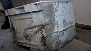 Zo steny vytrhli betónom zaliaty trezor. Zlodeji nakoniec ušli na prázdno