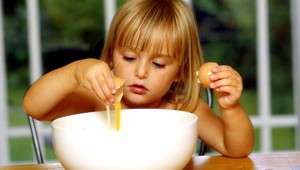 Potravinový škandál! Na trhu sú vajcia z nelegálneho chovu