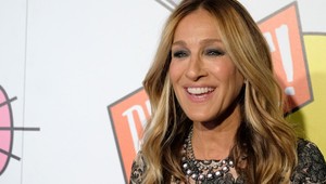 Bez mejkapu, so šedinami, vráskami a ovisnutými viečkami: Takto chodí na kávu módna ikona Sarah Jessica Parker