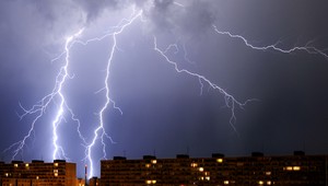 SHMÚ varuje: Slovensko zasiahnu silné búrky, hrozia povodne