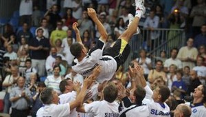 Povinná jazda pre Slovákov, Čechov i Španielov, Hrbatý sa veľkolepo lúčil