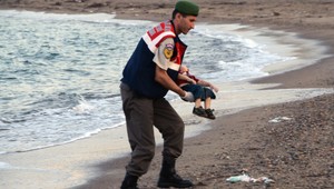 Kauza utopený Aylan: Tragédiu podľa migrantov spôsobil chlapcov otec