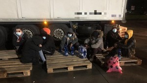 Pri Prešove bolo rušno: Polícia zadržala nelegálnych migrantov, boli medzi nimi aj deti