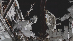 Astronauti sa vracajú domov po neplánovanom osemmesačnom pobyte na ISS