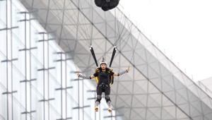 Nevydarený skok. Parašutistka skončila v hotelovej izbe