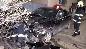 Šofér podľa kamarátov zaspal. Po nehode skončili dvaja ľudia v nemocnici