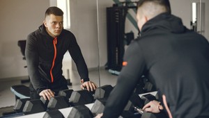 Zrkadlá v gyme: Márnivosť, alebo najlepší tréner?