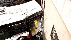 ZÁZNAM. Autobus sa zrútil do potoka, šofér takmer vôbec nebrzdil!