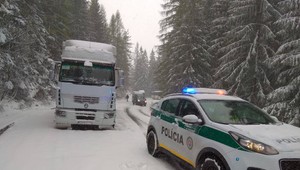 Sneh komplikuje situáciu na cestách. Na letných gumách cez horské priechody prejdete len s ťažkosťami
