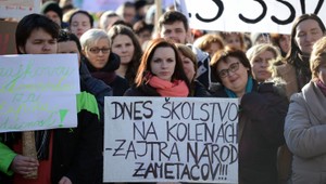 Počet štrajkujúcich učiteľov klesá, niektoré školy sú ale stále zatvorené