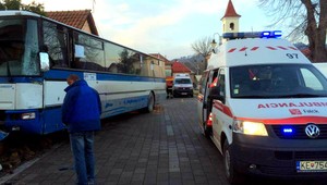Nehoda autobusu. Šoférovi prišlo nevoľno