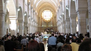 Po hladovke talianskeho farára sa zaplnil kostol veriacimi