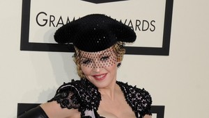 Šok na červenom koberci! Madonna na Grammy otrčila zadok v tangách!