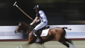 Harry prvýkrát po narodení syna mimo domova. Gentleman a zapálený otec, chvália ho