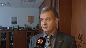 Zastaviť premávku môže policajt aj na polhodinu