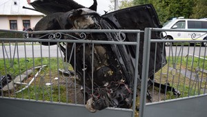 Mladý vodič narazil do stĺpu. Auto po náraze roztrhlo na polovicu