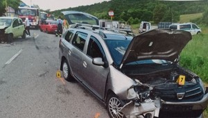 Pri zrážke dvoch áut sa ťažko zranil jeden z vodičov