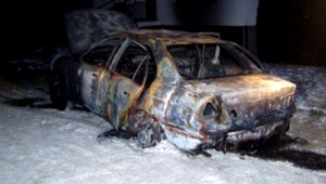 Auto v plameňoch! Ratoval ho majiteľ, zranil sa