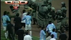 Už aj futbalisti bijú policajtov