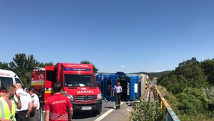 Vážna nehoda si vyžiadala výjazd leteckých záchranárov. Na ceste ostal prevrátený kamión