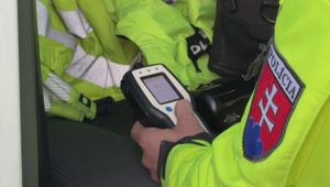 Auto zrazilo opitého 15-ročného tínedžera. Prebiehal mimo priechodu