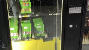 Dve deti skončili v nemocnici po požití produktu z automatu. Fungujú bez overenia veku