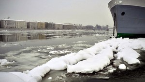 VIDEO. Na Dunaji havarovala loď, uniká z nej ropa!