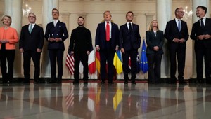 Skrytý odkaz pre Trumpa. Odborník na etiketu poukázal na Macronove gesto