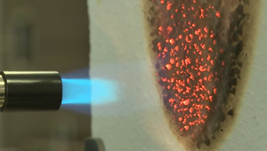 Oheň pod lupou: Ako sa dá z horľavého materiálu spraviť nehorľavý