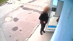 Zlodeji okradli tri dôchodkyne nezávisle od seba. Jedna dala neznámemu aj PIN ku karte