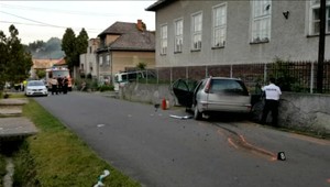 Mladík bez vodičáku zapríčinil vážnu nehodu. V aute mal pritom štyri deti