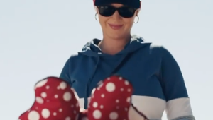 Po prvýkrát ukázala bábo! Hviezda kočíkuje pohodlne bez podprsenky a s rúškom na brade!