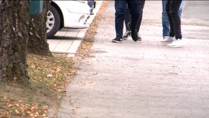 Prinútil ho kľaknúť si a bozkávať mu nohy, polícia to vyhodnotila ako priestupok