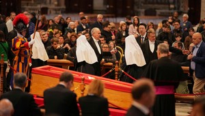 Prípravy na pohreb pápeža Františka vrcholia. Živý prenos ceremónie prinesieme naživo na JOJ24