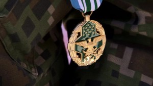 Americký minister udelil slovenskému vojakovi medailu