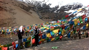 Zosuvy pôdy si vyžiadali už 49 obetí. Ďalší sú nezvestní