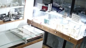 Neznámy páchateľ so sekerou rozbil výklad zlatníctva a utiekol na bicykli