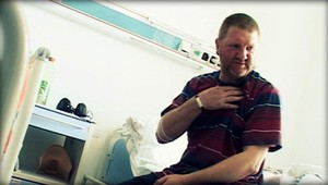 Opitý Rado (36) s rozbitou hlavou. Zrazilo ho auto?