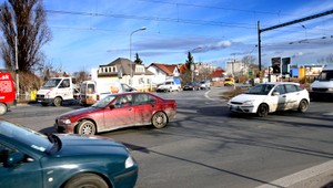 František skákal pod idúce autá, skončil na psychiatrii