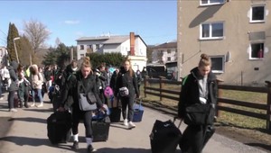 So zlomenými nohami prešiel 5 krajín. Príbeh chlapca je jedným z mnohých