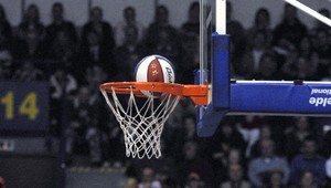 Školákov zázračný kôš cez celé ihrisko. S klaksónom!