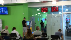 Klientske centrá sú čoraz viac preplnenejšie: TV JOJ zisťovala, či sa vôbec dostanete na rad