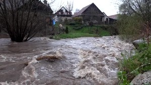 Dážď a vietor neutíchne. Pre tieto okresy platí výstraha 3. stupňa pred povodňami