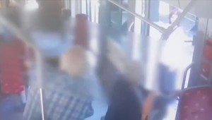 Agresívny muž vykrikoval vulgarizmy a ohrozoval cestujúcich v MHD. Nejedná sa o ojedinelý prípad