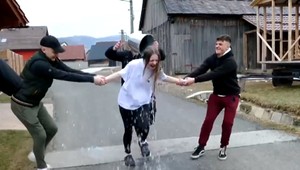 VIDEO: Takto vyzerala veľkonočná oblievačka na Slovensku